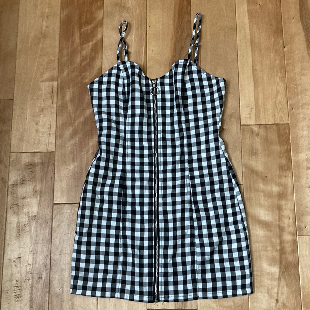 Forever 21 • Small • Black and White